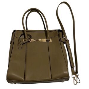 Beautiful green crossbody handbag Lots of details and pockets EUC